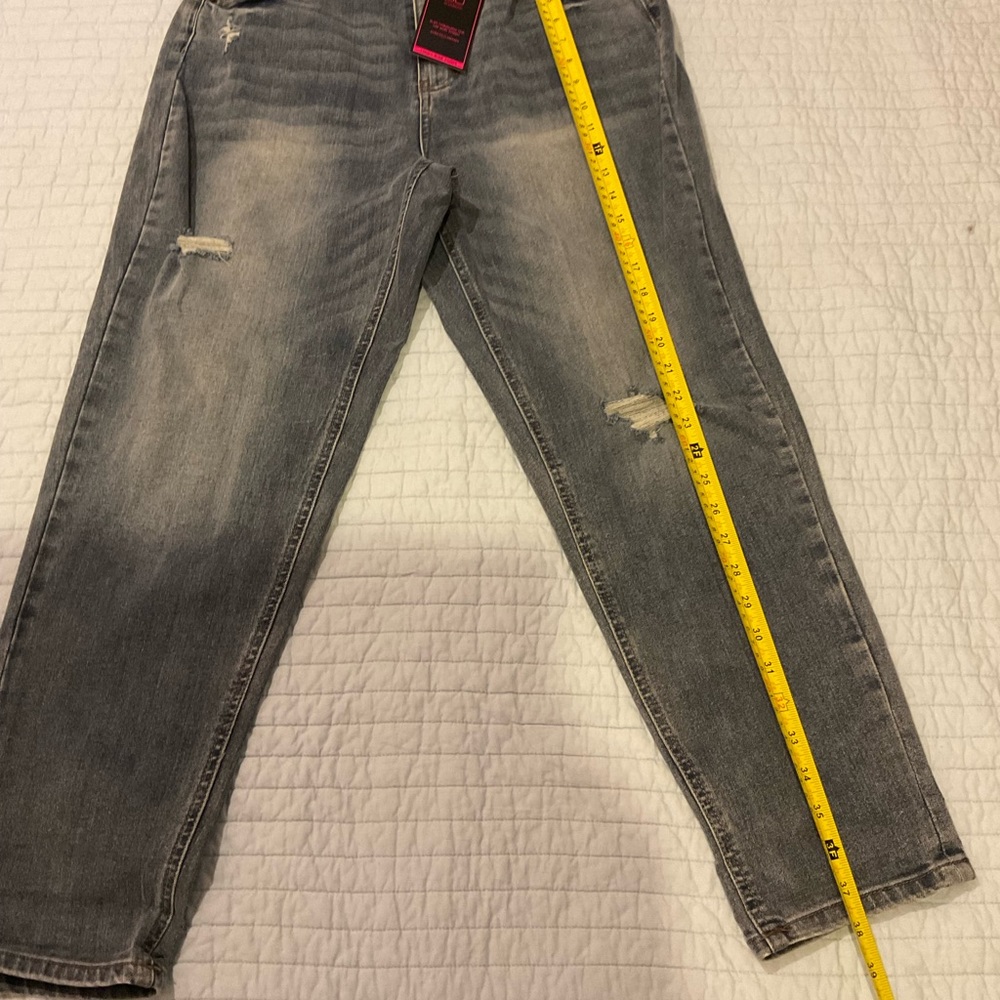 No Boundaries (NOBO) High Rise Mom Crop jeans. Size 11
